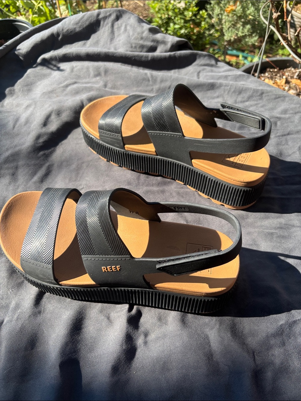 Amazing REEF Water Vista Higher Black and Tan Platform Sandals Size 8